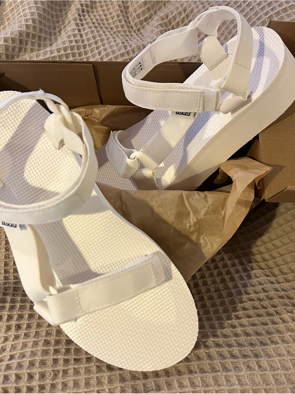 TEVA White Platform “Flatform” Universal Women Sandal (size 9) NEW!